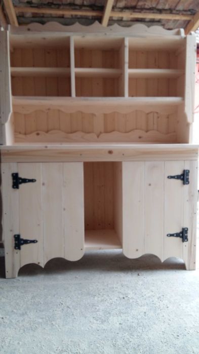 Corpuri din lemn masiv.