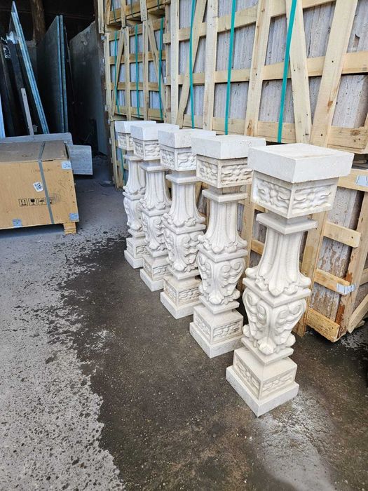 Balustri sculptate din travertin pentru scara exterioara