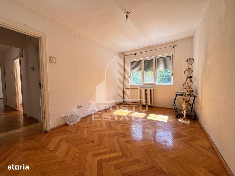 Apartament cu 3 camere, decomantat, etajul 2 , zona Spitalul Judetean