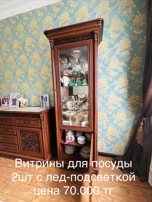 Стеклянная витрина для посуды
