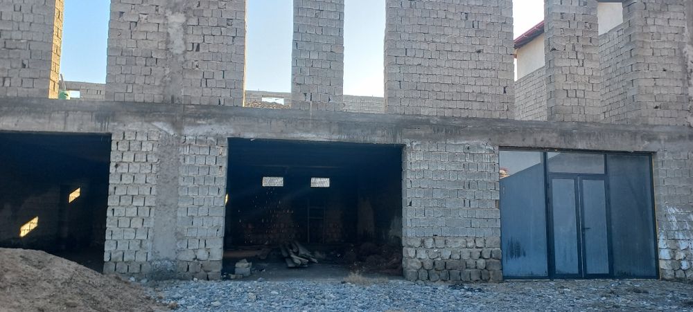 Eski Jomboy MFY markazida 2 qavatli bino sotiladi.  Kelishilgan narxda