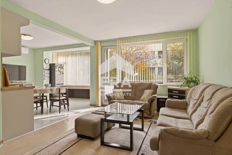 Дава се под наем Четиристаен апартамент в Варна, Център - 96 кв.м за 1296.42 € - Снимка #2