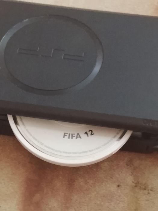 Vând consola portabila Sony +FIFA 12(nu accept plata cu cardul)