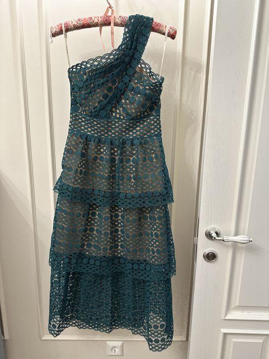 Платье в длине миди зеленого цвета