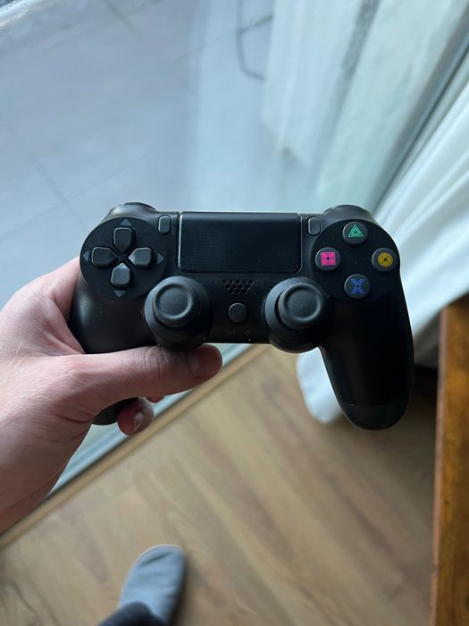 Vând PlayStation 4 Slim de 1TB + 2 controllere