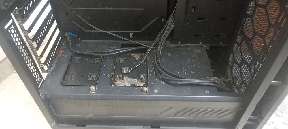 Продам корпус AeroCool project 7 C1 без одной панели (стеклянной)