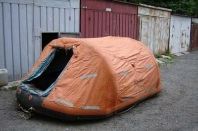 палатка-плот спасательный.