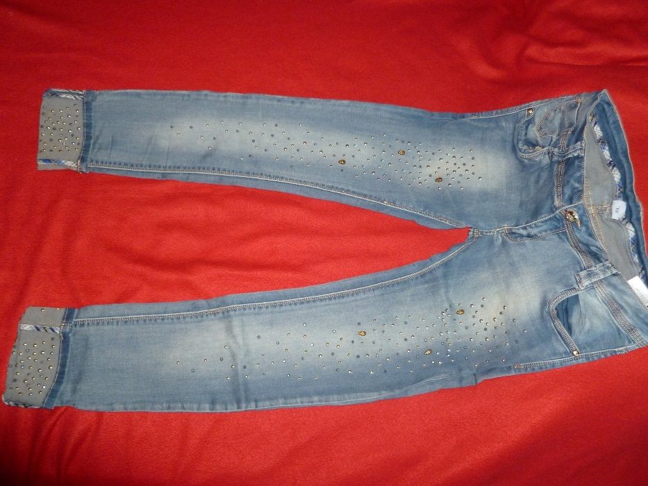 XL страхотни дънки с капси и черепи