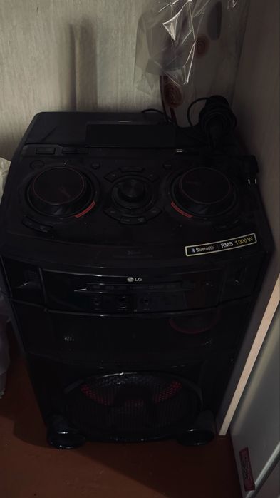 продам колонку в хорошем состоянии с микрофоном