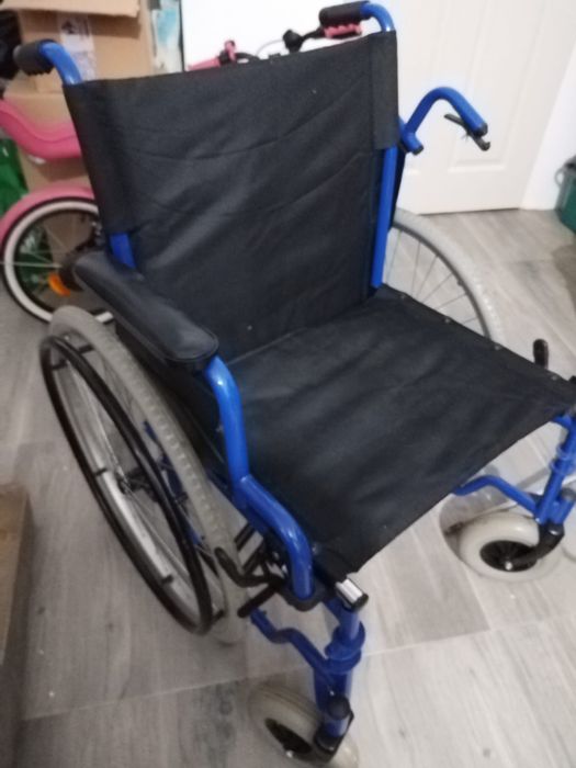 Vând cărucior pentru persoane cu dizabilitati