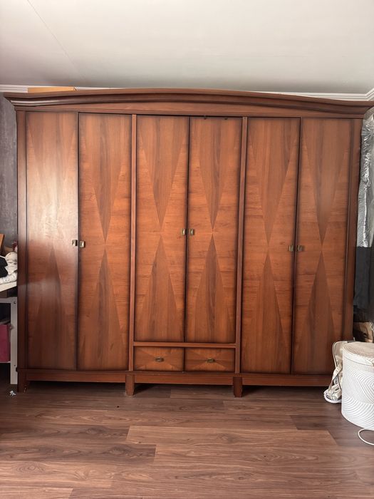 Шкаф и две тумбочки деревянные