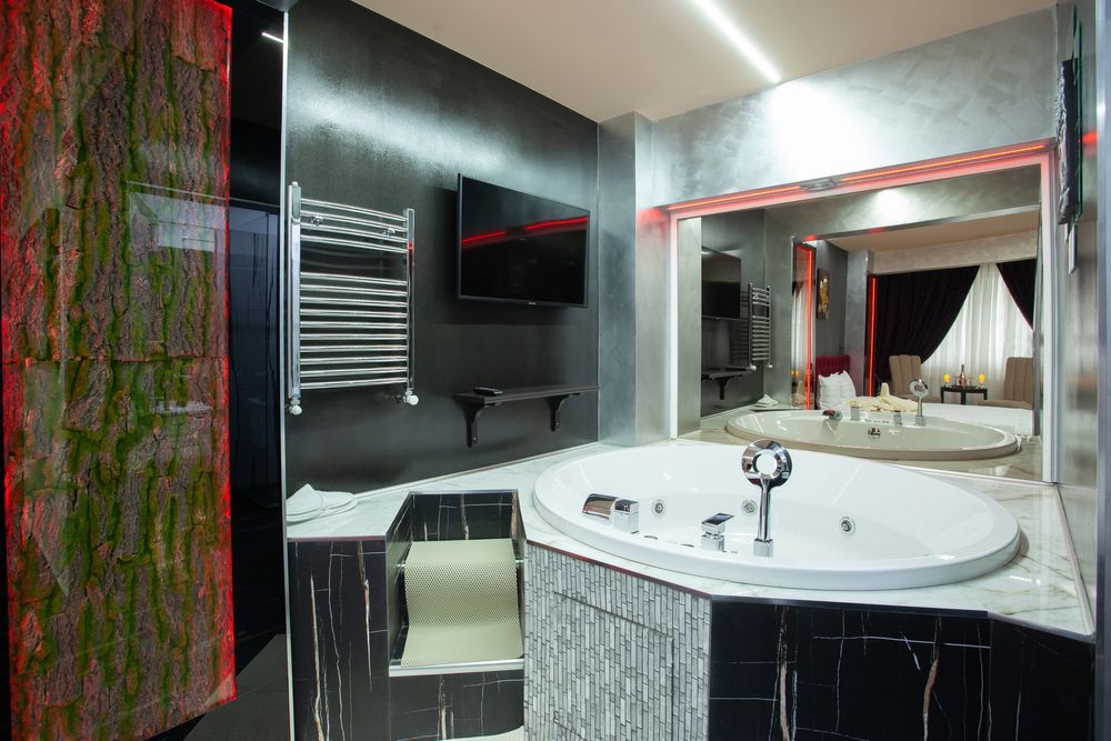Regim hotelier de Lux cu Jacuzzi in camera
