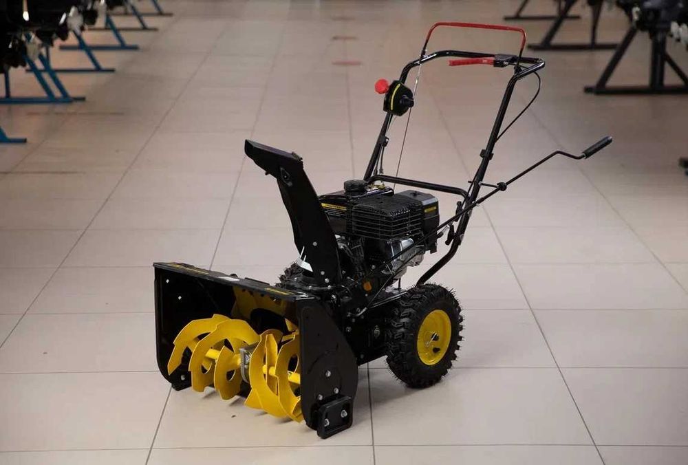 Снегоуборщик Champion ST556