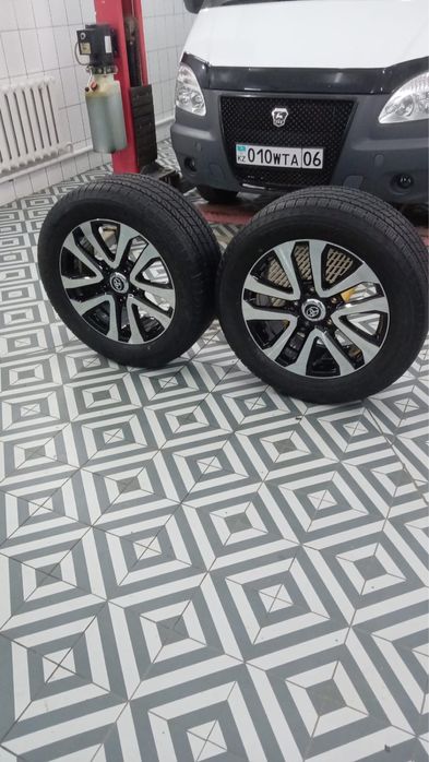 Продоётсия шина с дисками R-20.