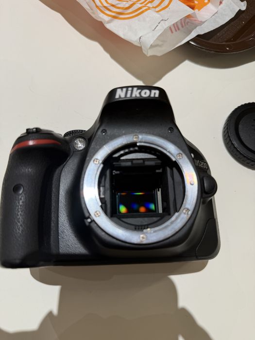 Nikon D5200 APS-C DSLR в комплект със Sigma 18-200mm f/3.5-6.3 II