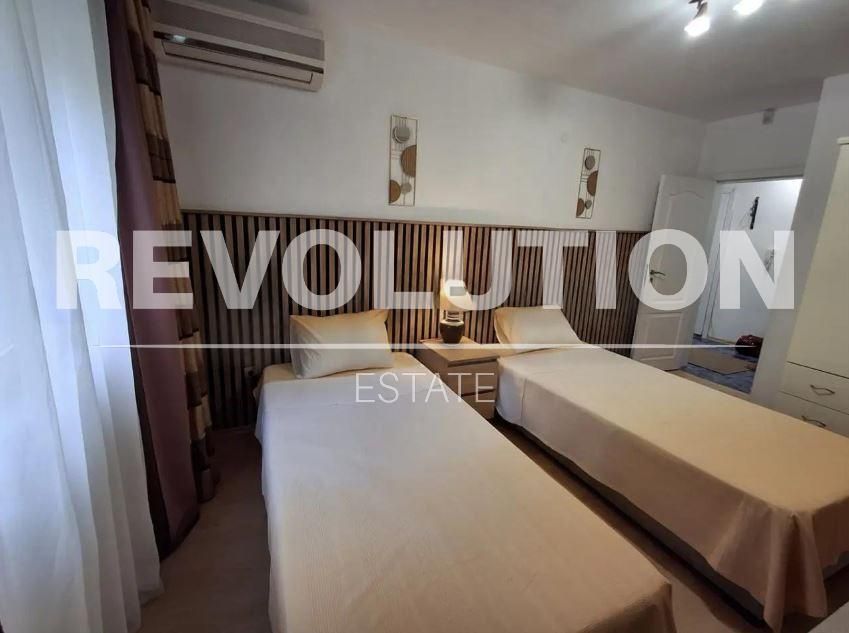 Дава се под наем Тристаен апартамент в Варна, Базар Левски - 130 кв.м за 800 € - Снимка #4