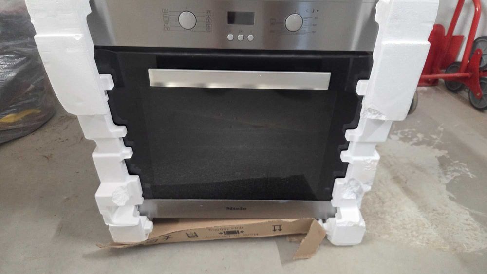 Фурна за вграждане Miele H 2461 B, инокс, с тави и решетка