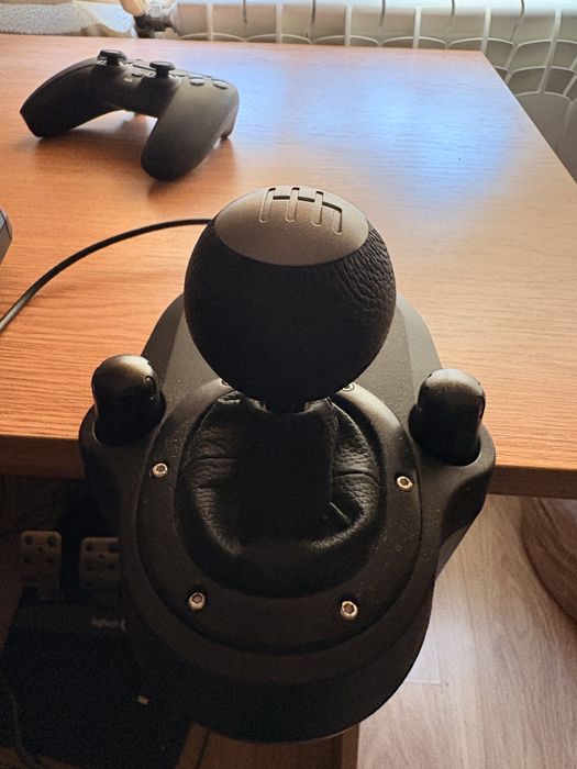 Vând volan Logitech G29