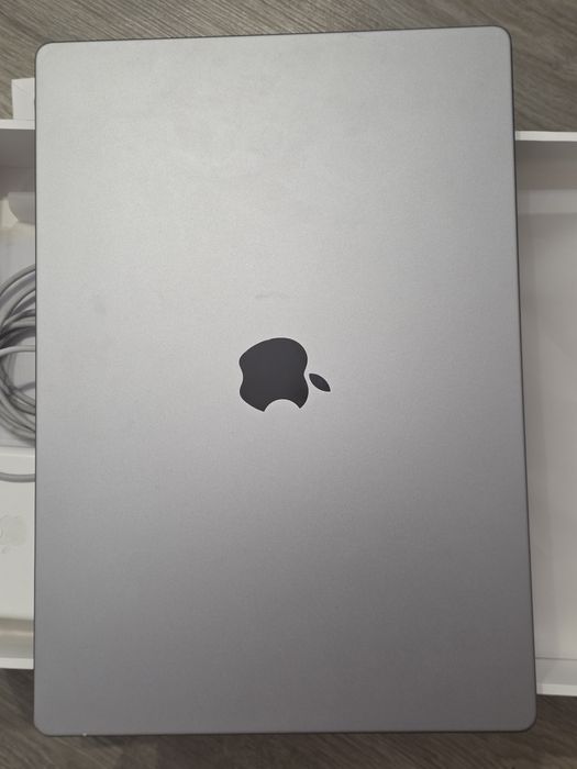 Vand MacBook Pro M1 16 inch inca in garantie