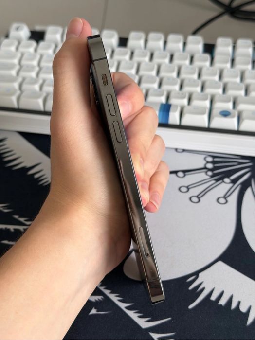 iPhone 12 Pro в идеальном состоянии