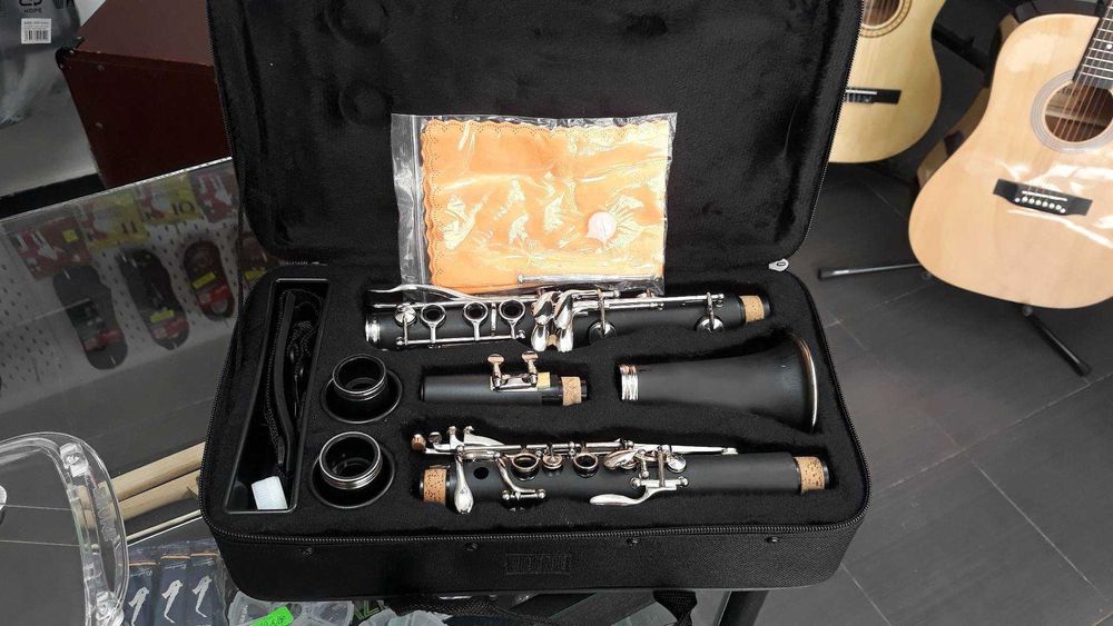 Чисто нов Кларинет Bb . С куфар.