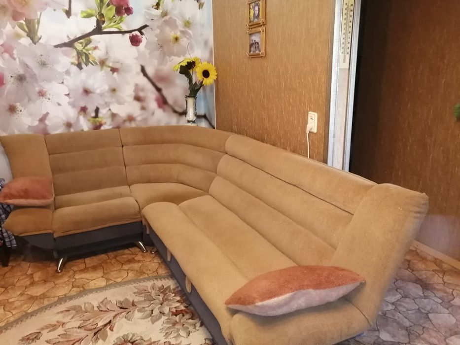 Продам угловой диван и кресло