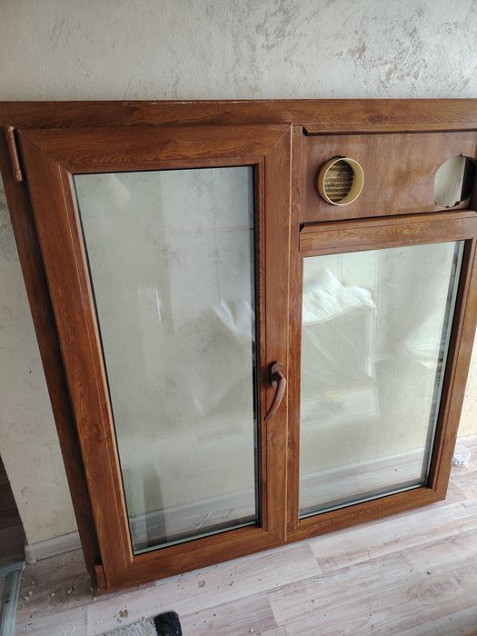 Fereastra termopan de bucătărie cu gaura pentru hota și centrala