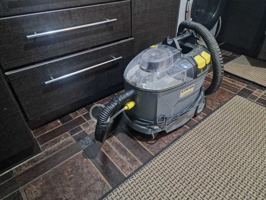Пылесос моющий . karcher 8/1 puzzi