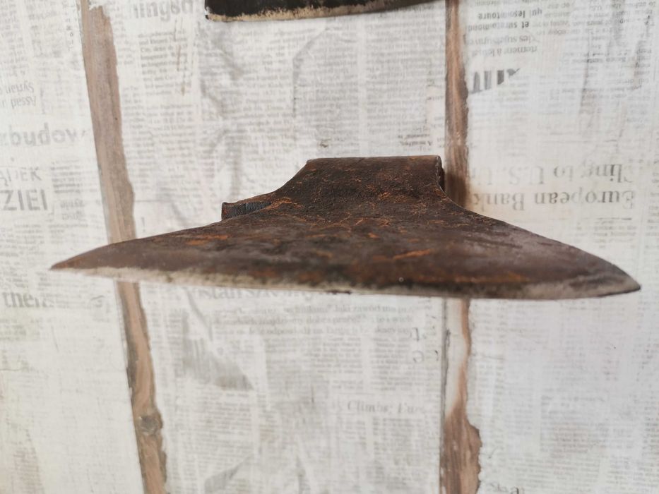 Стара брадва и топор