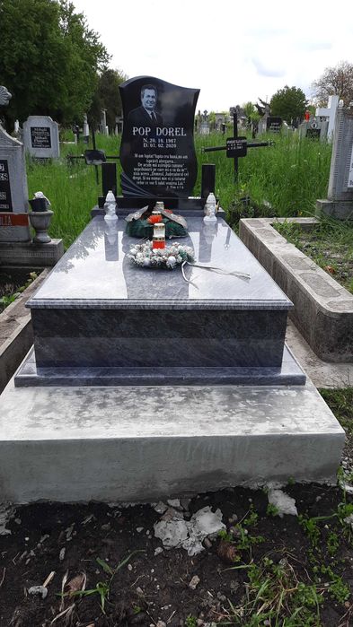 Monumente Funerare din granit brut,mai multe culori