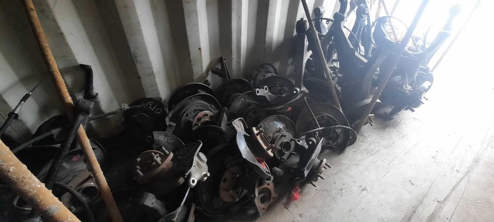 Ступицы, поворотные кулаки.