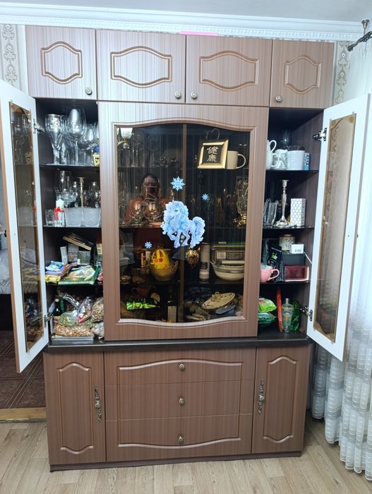 Продам шкаф сервант