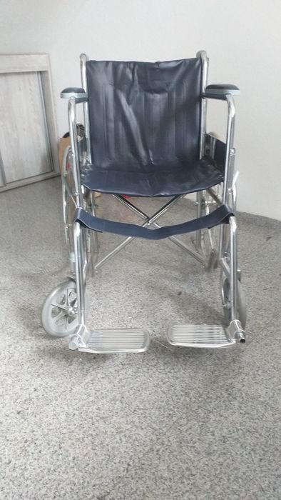 Scaun cu rotile pentru persoane cu dizabilitati pliabil