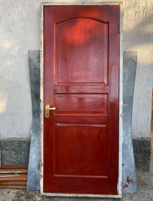 Дверь деревянный