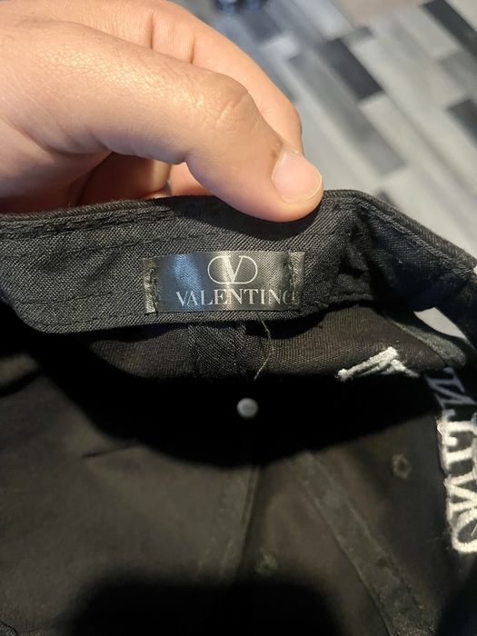 Оригинална шапка на Valentino