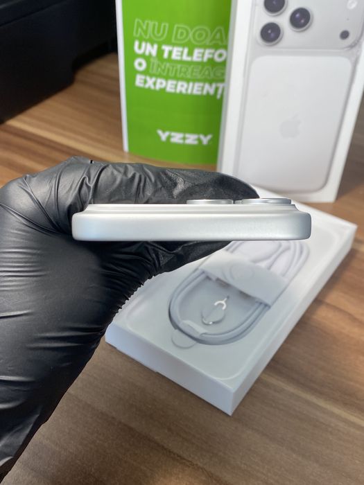 iPhone 17 Pro Max • 256 GB • Silver