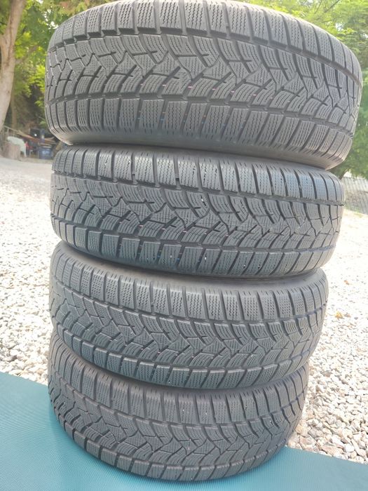 4 бр зимни 215/65/17 Dunlop