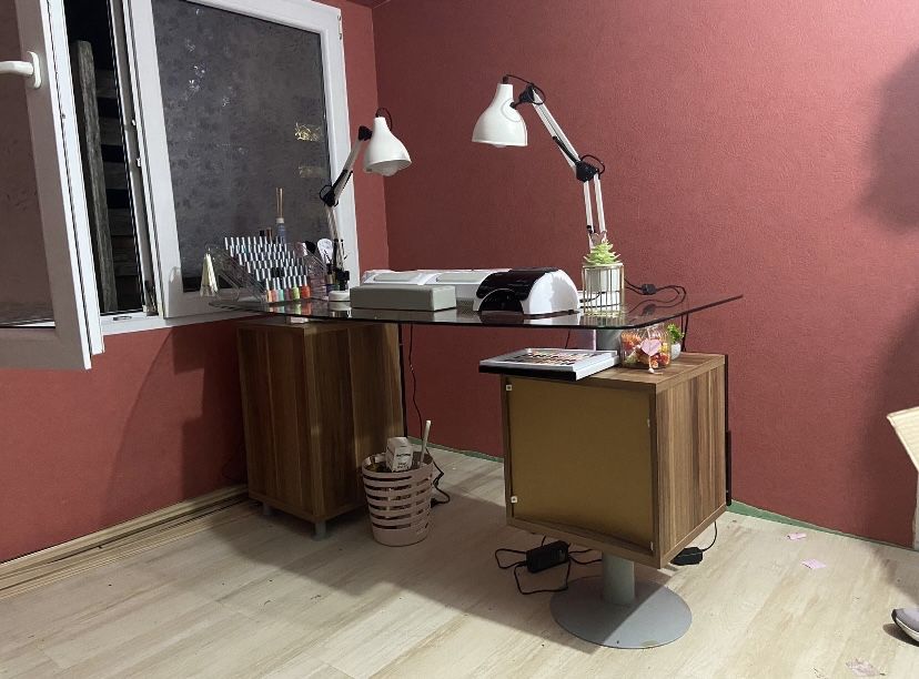 Birou folosit pentru manichiura