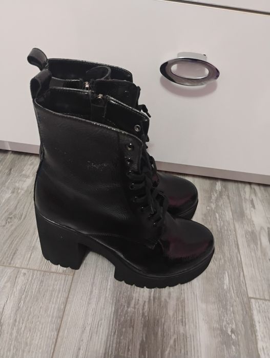 Продавам много готини боти 39 номер, като нови