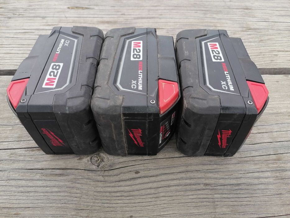 Acumulatori Milwaukee 28V si Incarcator 28V model 2024