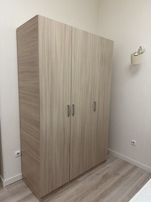 Шкаф трехдверный