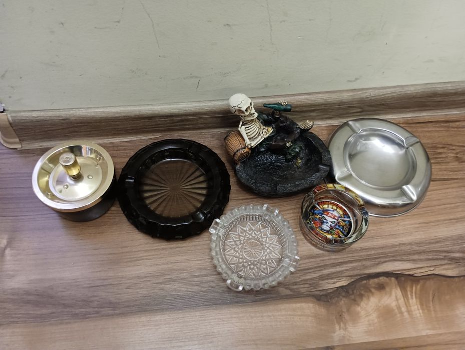 Пепелници и манерки