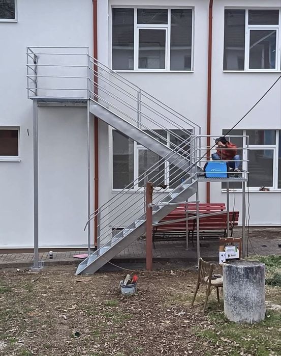 Scări metalice zincate