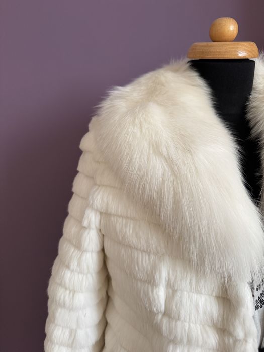 Haina blana vulpe polara si iepure