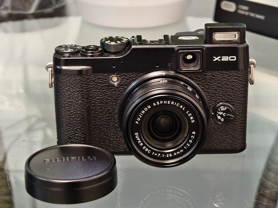 Aparat foto premium compact Fujifilm X20