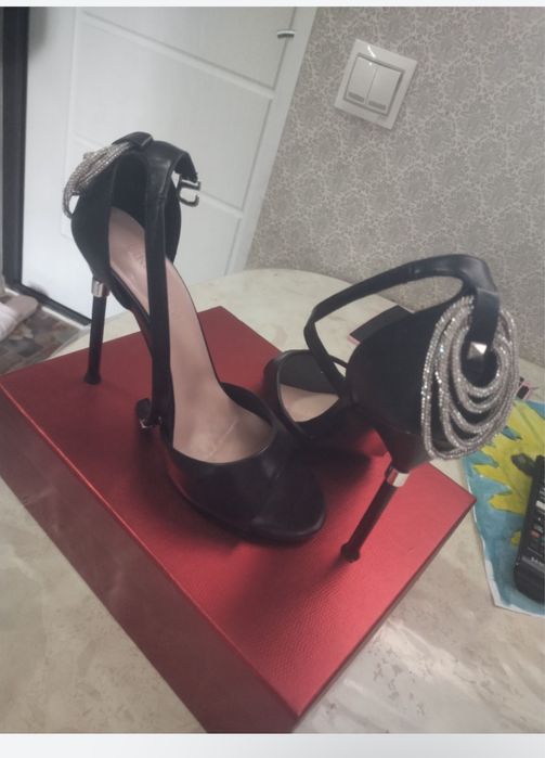 Продам босоножки на шпильке