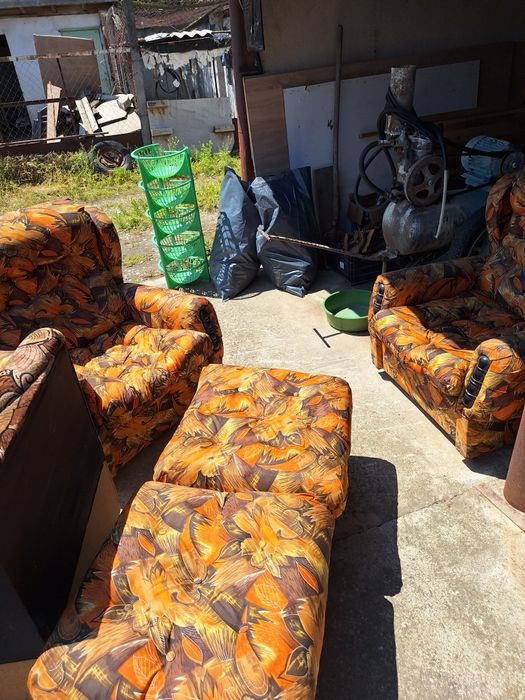 Диван с две табуретки и два фотьойла (Винтич)