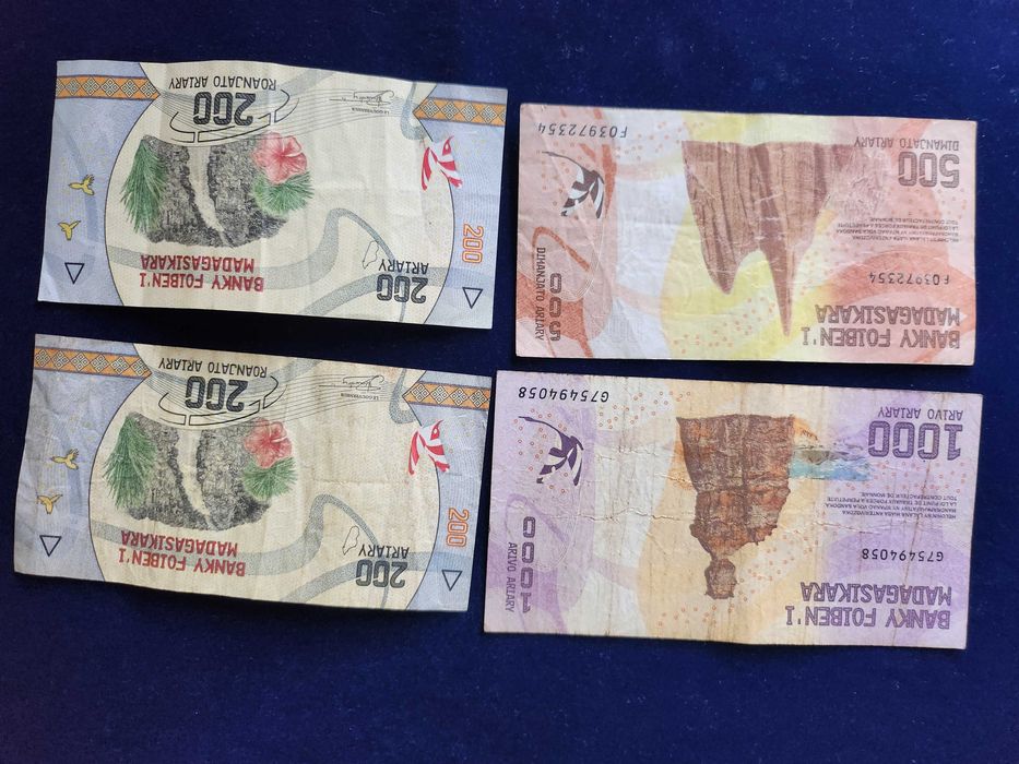 Мадагаскар : банкноти и монети ( ариари) + 3 пътеводителя на френски