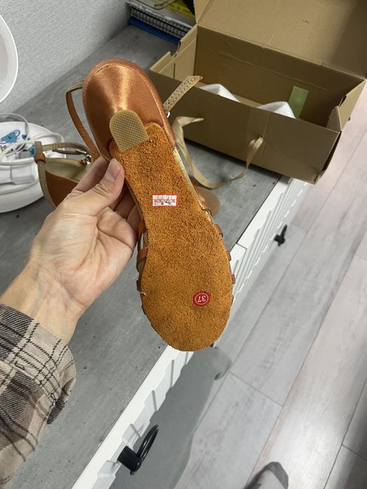 Продам новые бальные туфли