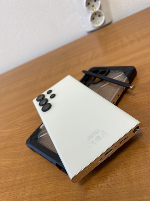 Samsung Galaxy S23 Ultra с аксесоари